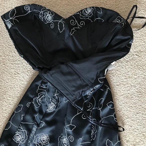 WHITE HOUSE BLACK MARKET Floral Embroidered Dress - Picture 6 of 8